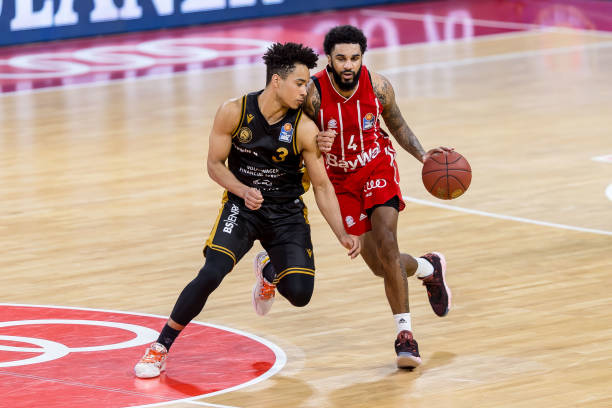 年在法国举 年在法国举